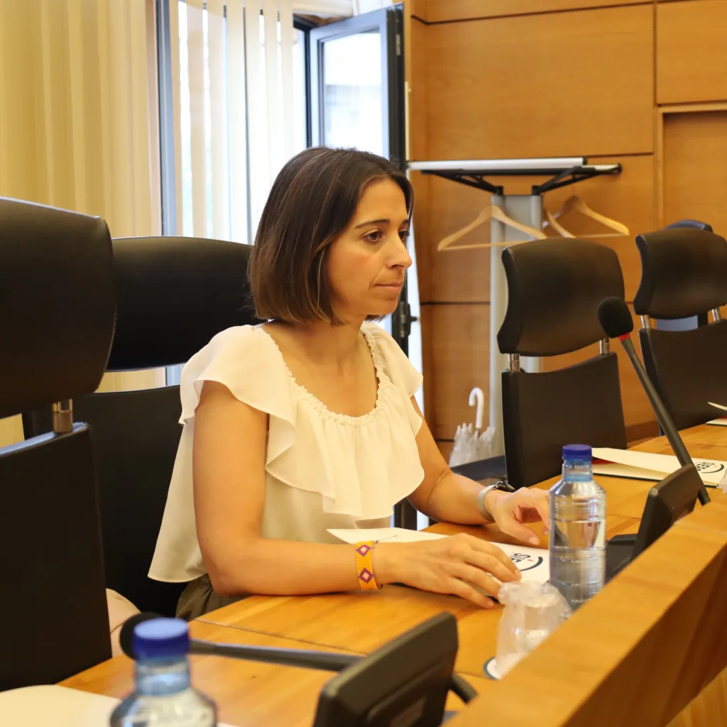Silvia Tárano concejal de Podemos Siero en el pleno municipal del Ayuntamiento de Siero