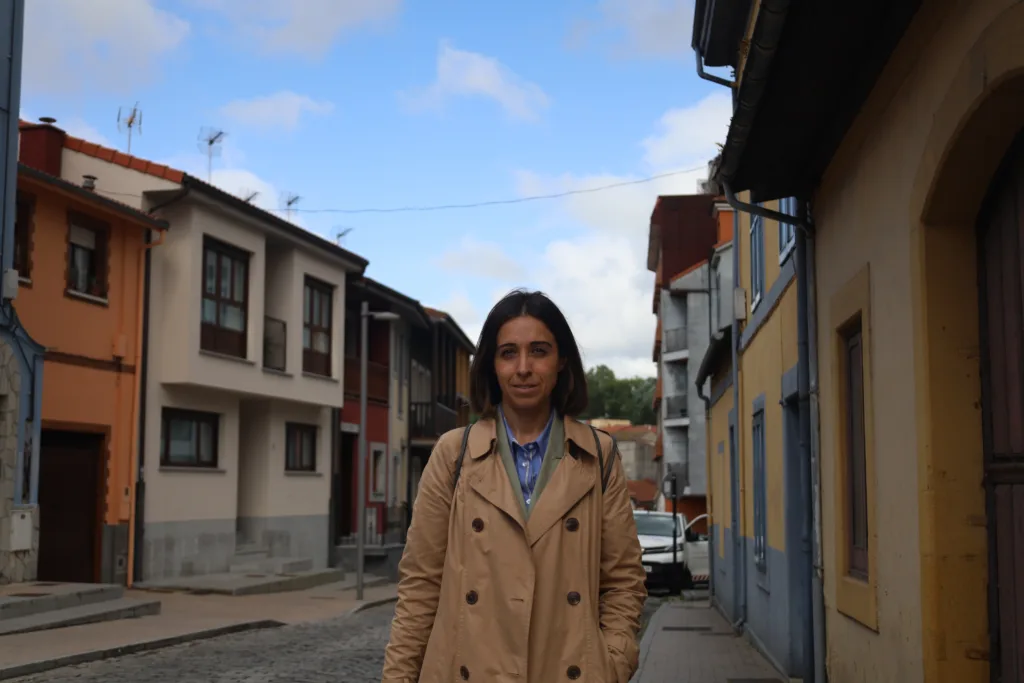 Silvia Tárano Podemos Siero en la plaza Les Campes de La Pola Siero