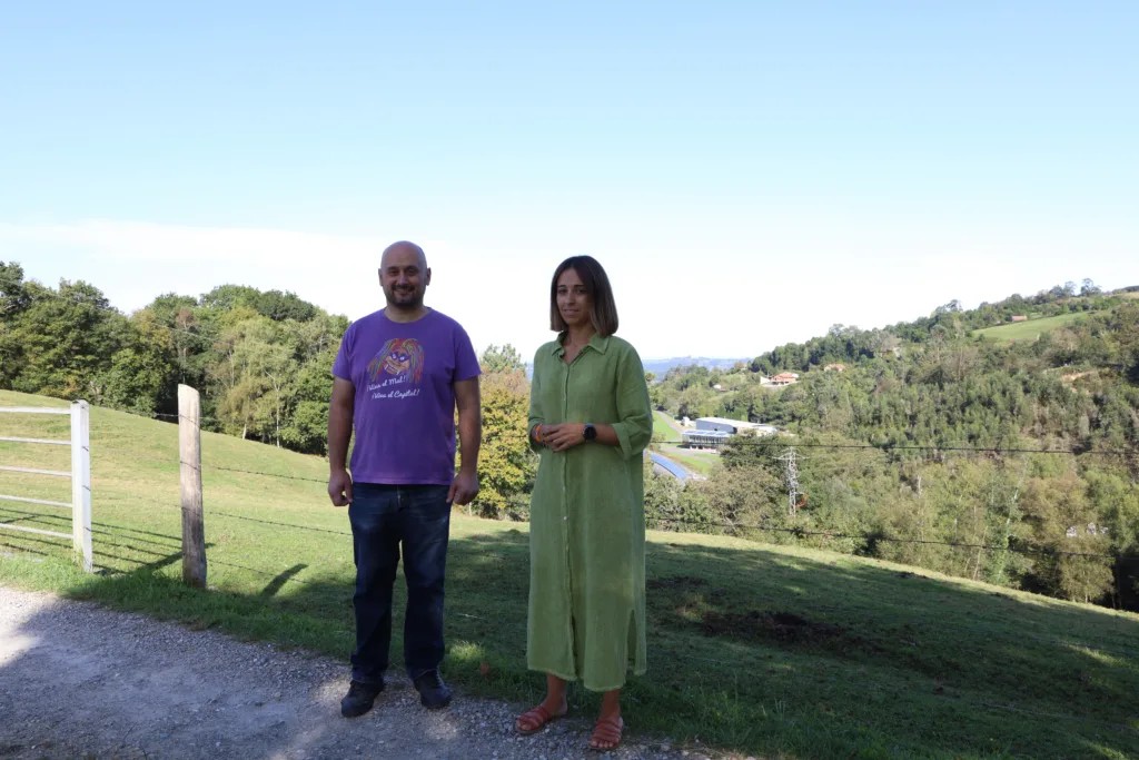 Silvia Tárano y Gustavo Forcelledo de Podemos Siero ante el túnel de ensayos de Samartindianes, Siero