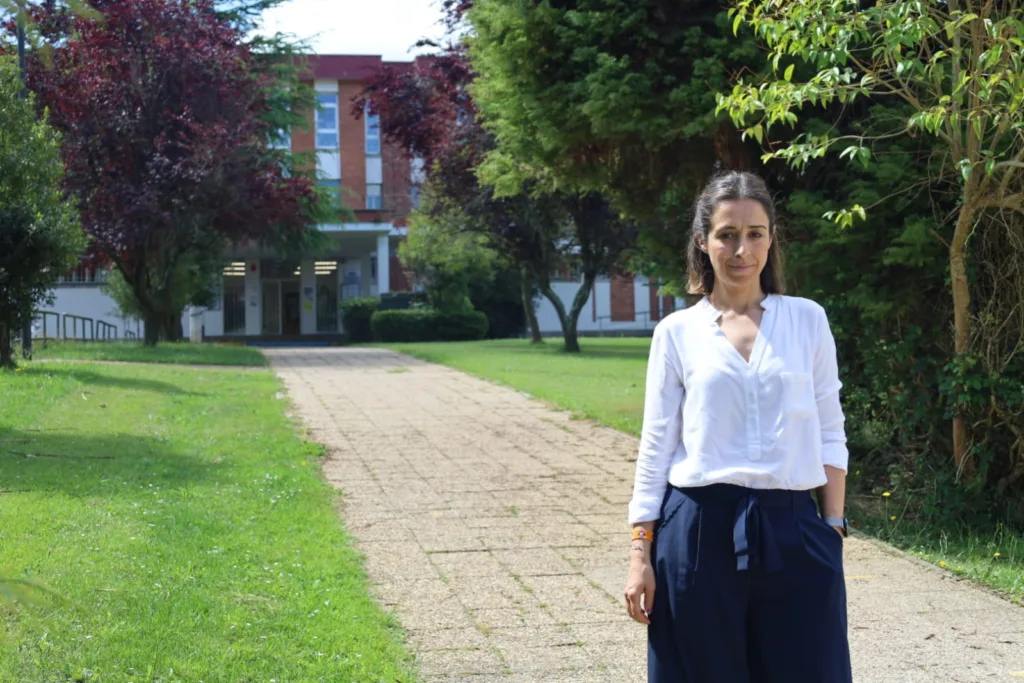 Concejala de Podemos Siero en un colegio público de Siero