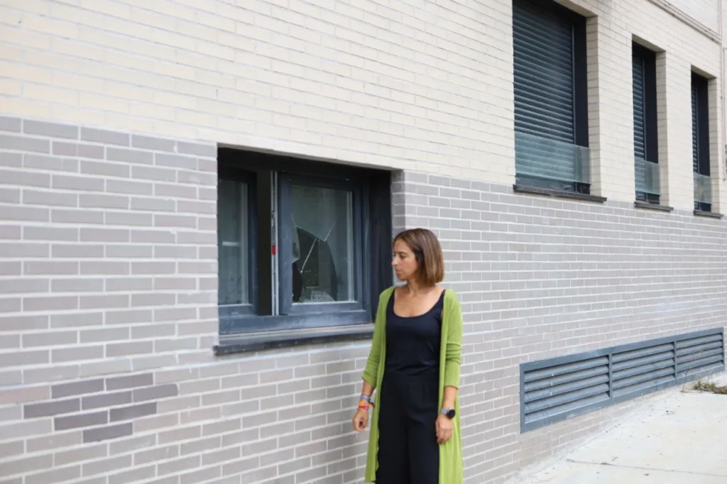 Silvia Tárano ante una vivienda de VIPASA asaltada