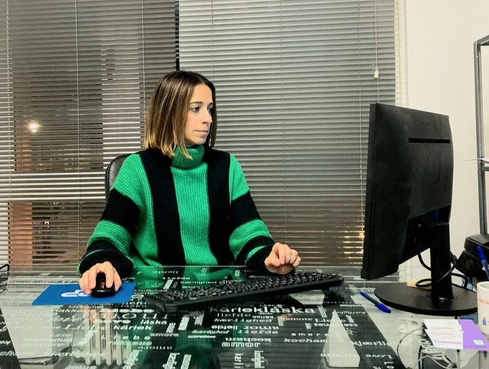 Silvia Tárano viendo la web del Ayuntamiento de Siero