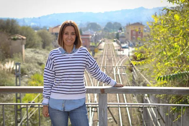 Silvia Tárano en las vías de el tren de El Berrón, Siero