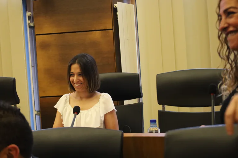Silvia Tárano, de Podemos Siero, en el Pleno municipal de Siero