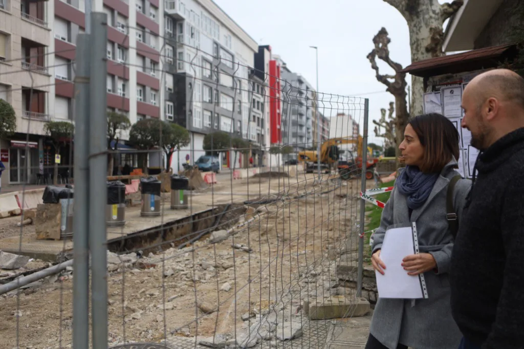 Obras en Pola de Siero que afectan al comercio local y la histeria, visitadas por Silvia Tárano y Gustavo Forcelledor