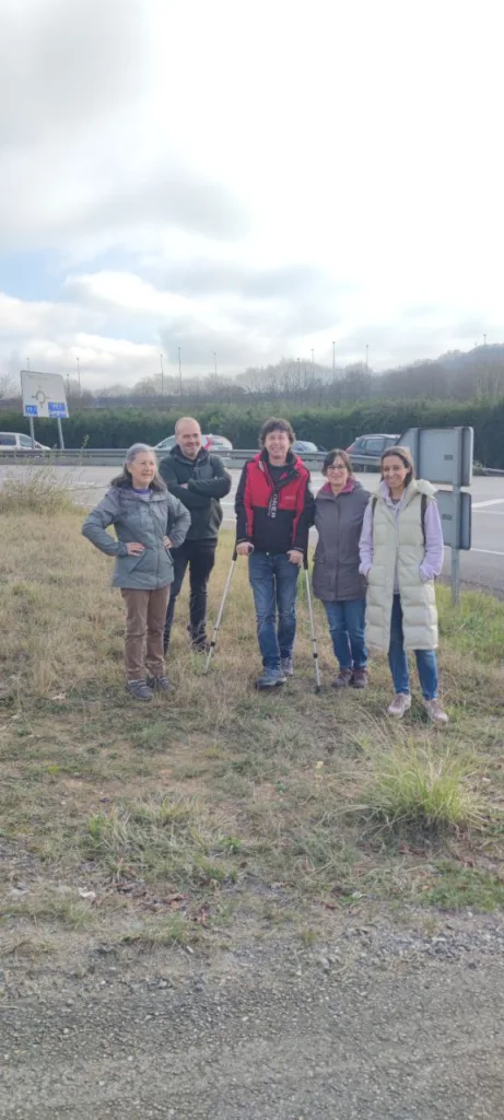 Vecinos de Ferrera (Siero) junto a Silvia Tárano concejala de Podemos Siero en un cruce