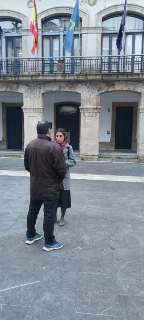 Familia desahuciada en Siero hablando con la concejala de Podemos Siero