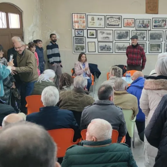Colectivos vecinales reunidos para conocer los proyectos de baterías de almacenamiento energético