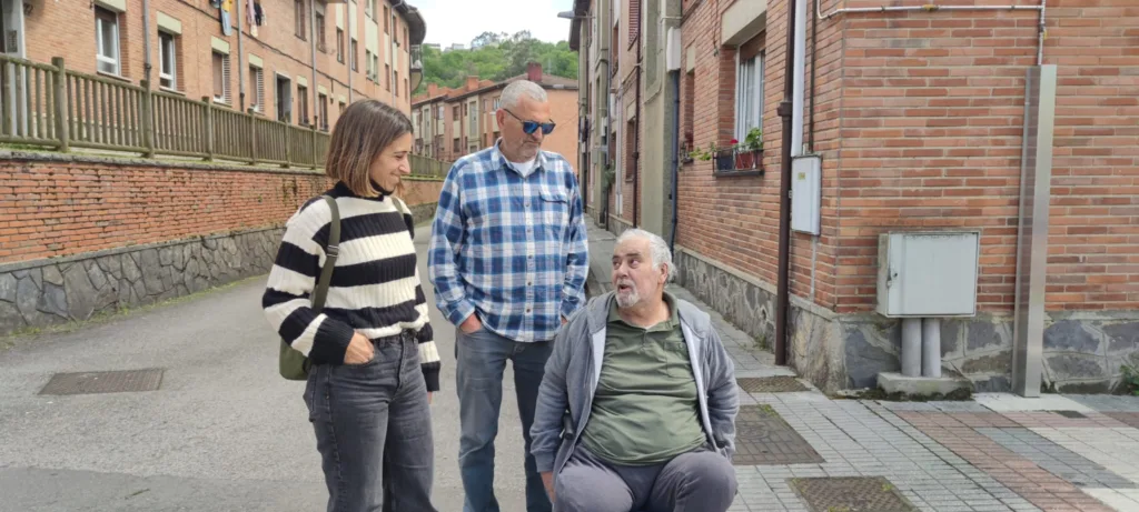 Silvia Tárano, Miguel y Nel Anxel, persona que lleva un año reclamando una plaza de aparcamiento para minusválidos al Ayuntamiento de Siero, sin respuesta