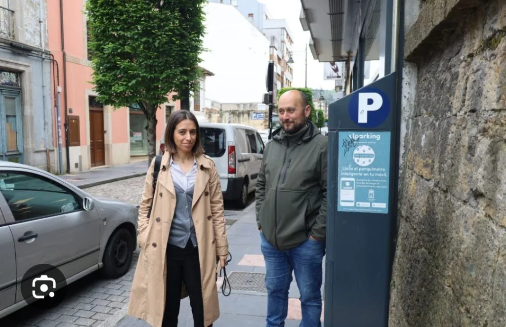 Silvia Tárano y Gustavo Forcelledo en la zona azul de Pola de Siero