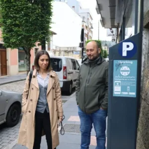 Podemos Siero advierte que la modificación de la Zona Azul obligará a pagar en los aparcamientos disuasorios incluso sin garantía de tener plaza libre
