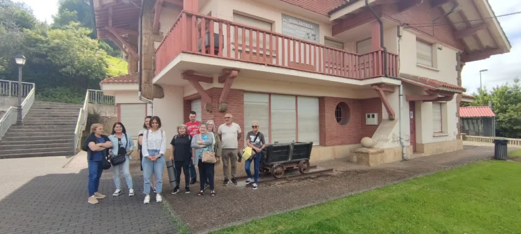 Vecinas y vecinos delante de la biblioteca de carbayín bajo