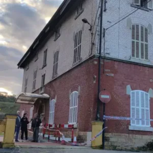 Podemos Siero demanda seguridad para el consultorio de Lieres ante el desprendimiento de su cornisa