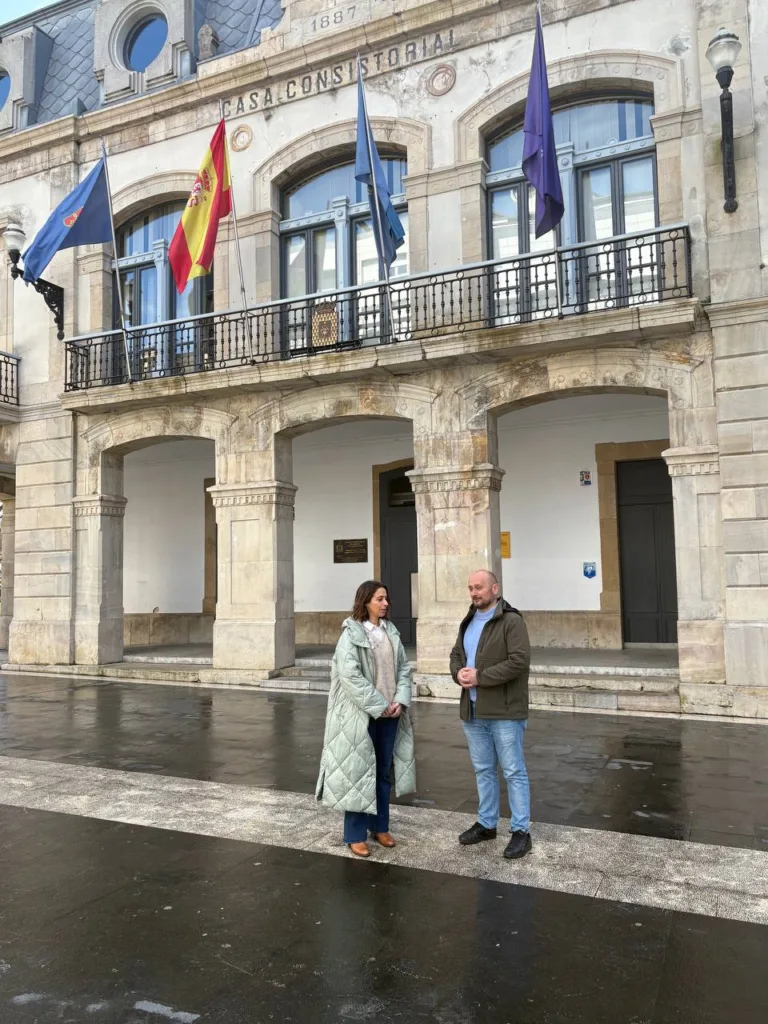 Gustavo Forcelledo y Silvia Tárano delante del Ayuntamiento de Siero