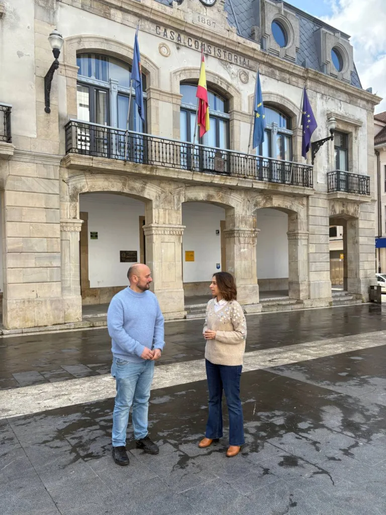 La concejala de Podemos Siero Silvia Tárano y el Coordinador local Gustavo Forcelledo frente al Ayuntamiento de Siero