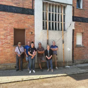 Podemos Siero denuncia, junto a la vecindad de Pumarabule, el abandono de la Administración a las familias afectadas por los problemas estructurales en sus viviendas